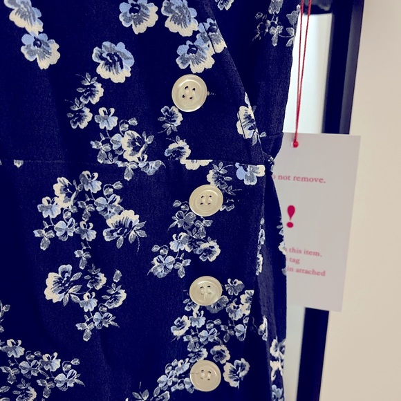 Mid-length wrap dress. - Picture 5 of 10